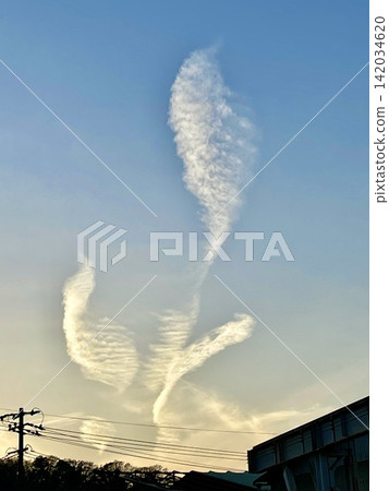 形狀奇特的雲朵在天空中蔓延開來(奇蹟,罕見的雲,大自然的造化之美) 形狀奇特的雲朵在天空中蔓延開來(奇蹟,罕見的雲,大自然的造化之美) 142034620