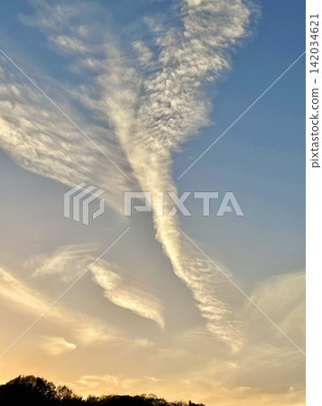 形狀像翅膀的雲朵高高翱翔於天空(象徵進步、成功和未來) 形狀像翅膀的雲朵高高翱翔於天空(象徵進步、成功和未來) 142034621