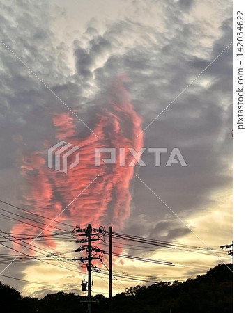 傍晚的天空出現了一朵罕見的雲，形狀像巨大的火焰（魔像幻想紅紫色雲） 142034622