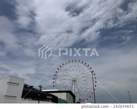 The Ferris wheel at Kariya Highway Oasis and the blue sky The Ferris wheel at Kariya Highway Oasis and the blue sky 142034655