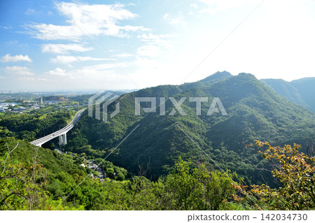 從這裡可以眺望甲富士山、雨山以及泉佐野市(大阪府泉佐野市)的景色。 從這裡可以眺望甲富士山、雨山以及泉佐野市(大阪府泉佐野市)的景色。 142034730