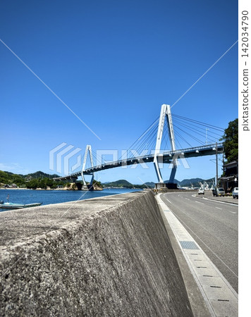 Yuge Ohashi Bridge as seen from the coastal road and breakwater (Yumeshima Kaido, Kamijima Town, Ehime Prefecture) Yuge Ohashi Bridge as seen from the coastal road and breakwater (Yumeshima Kaido, Kamijima Town, Ehime Prefecture) 142034790