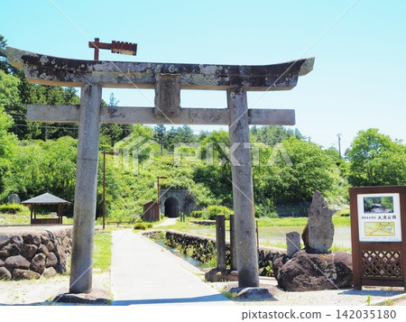 山梨縣大瀧神社鳥居及參道,五月 山梨縣大瀧神社鳥居及參道,五月 142035180