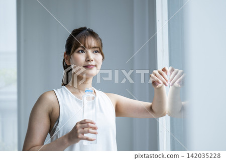年輕女子喝水 年輕女子喝水 142035228