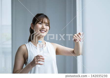 年輕女子喝水 年輕女子喝水 142035230