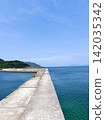 A breakwater stretching towards the blue sea and clear sky (vertical composition, Seto Inland Sea) 142035342
