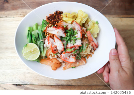 noodles or Chinese noodles, plain noodles or wonton and noodles without soup noodles or Chinese noodles, plain noodles or wonton and noodles without soup 142035486