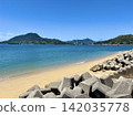 The Ikuchi Bridge and the crystal-clear sea as seen from Sajima (Yumeshima Kaido, Kamijima Town, Ehime Prefecture) 142035778