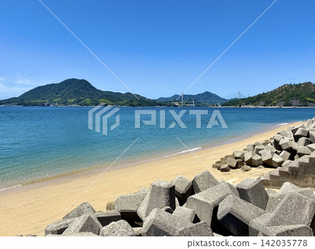 The Ikuchi Bridge and the crystal-clear sea as seen from Sajima (Yumeshima Kaido, Kamijima Town, Ehime Prefecture) The Ikuchi Bridge and the crystal-clear sea as seen from Sajima (Yumeshima Kaido, Kamijima Town, Ehime Prefecture) 142035778