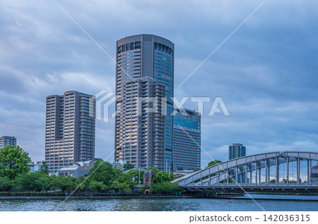 黃昏時分的大川河沿岸街景;OAP大廈;大阪市 黃昏時分的大川河沿岸街景;OAP大廈;大阪市 142036315