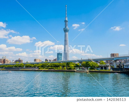 從隅田川上可以看到東京晴空塔和高架的首都高速公路,水面上漂浮著船屋。 從隅田川上可以看到東京晴空塔和高架的首都高速公路,水面上漂浮著船屋。 142036513