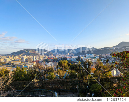 從格洛佛花園山頂可以俯瞰長崎市全景，還能看到湛藍的天空。 142037324