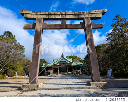 大阪城豐國神社的石鳥居和庭院在湛藍的冬日天空映襯下顯得格外醒目。 大阪城豐國神社的石鳥居和庭院在湛藍的冬日天空映襯下顯得格外醒目。 142037355