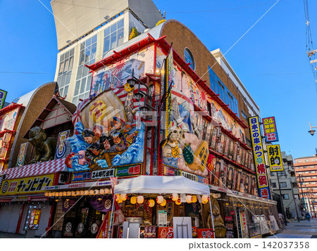 大阪新世界地區熱鬧的串炸餐廳和一個巨大的寶船招牌 大阪新世界地區熱鬧的串炸餐廳和一個巨大的寶船招牌 142037358