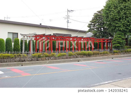 住宅區路邊矗立著數千個鳥居,構成了一幅傳統的景象。 住宅區路邊矗立著數千個鳥居,構成了一幅傳統的景象。 142038241