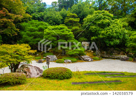 Yuzen Garden: A luxurious experience of spending a tranquil moment in a renowned garden from the Showa era. Yuzen Garden: A luxurious experience of spending a tranquil moment in a renowned garden from the Showa era. 142038579
