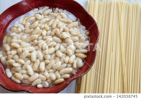 White Beans and Spaghetti Ingredients White Beans and Spaghetti Ingredients 142038745