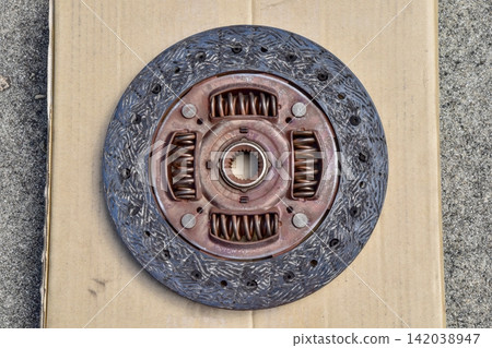Clutch disc (after use) 1 Clutch disc (after use) 1 142038947