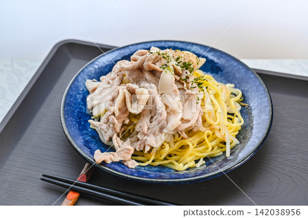 Microwave-made pork and salt stir-fried noodles with plenty of ingredients Microwave-made pork and salt stir-fried noodles with plenty of ingredients 142038956