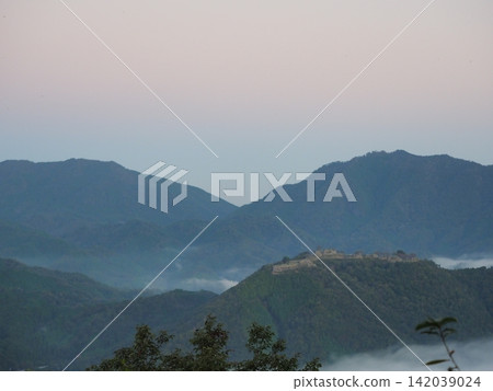 武田城遺址漂浮在晨曦中的山脈和雲海之上 武田城遺址漂浮在晨曦中的山脈和雲海之上 142039024