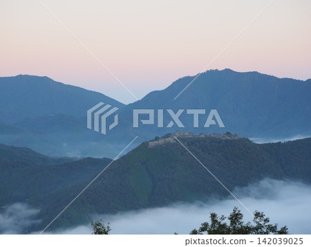 武田城遺跡:黎明時分,一座城堡漂浮在雲海之上。 武田城遺跡:黎明時分,一座城堡漂浮在雲海之上。 142039025