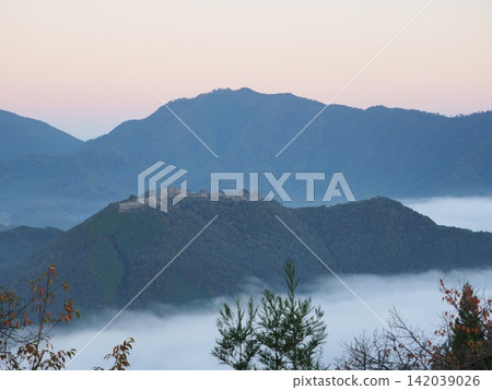 武田城遺址:晨曦與雲海環繞的空中城堡 武田城遺址:晨曦與雲海環繞的空中城堡 142039026