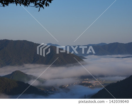 A mountain town and a sea of clouds as the morning mist clears. A mountain town and a sea of clouds as the morning mist clears. 142039040