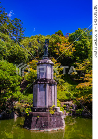 友禪庭:在陽光明媚的日子裡,漫步於昭和時代著名的友禪庭,享受一段奢華的時光。 友禪庭:在陽光明媚的日子裡,漫步於昭和時代著名的友禪庭,享受一段奢華的時光。 142039286