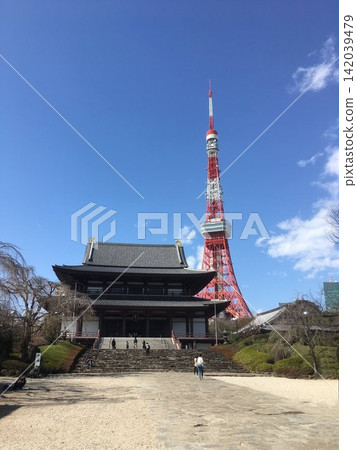 以藍天為背景的增上寺和東京鐵塔的景色。 以藍天為背景的增上寺和東京鐵塔的景色。 142039479