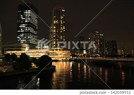 Yokohama night view (sea and skyscrapers) Yokohama night view (sea and skyscrapers) 142039552