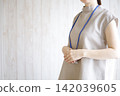 A businesswoman standing with good posture 142039605