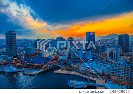 港口沐浴在夕陽的餘暉中 142039953
