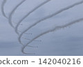 The Blue Impulse formation flight begins a 360-degree circle. 142040216
