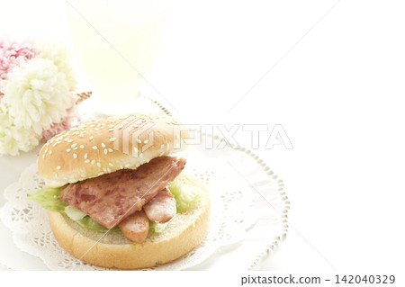 Hawaiian cuisine spam burger Hawaiian cuisine spam burger 142040329