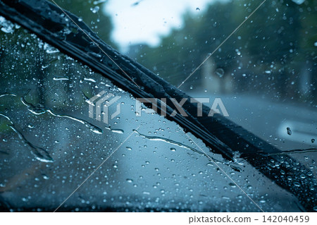雨天駕車的場景,雨滴順著車窗玻璃滑落。 雨天駕車的場景,雨滴順著車窗玻璃滑落。 142040459