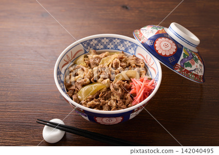 牛肉碗配上醃薑 牛肉碗配上醃薑 142040495