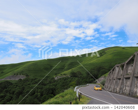夏日高原和黃色跑車 夏日高原和黃色跑車 142040608