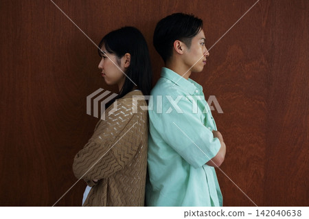 The image of a man and woman who don't get along. The image of a man and woman who don't get along. 142040638