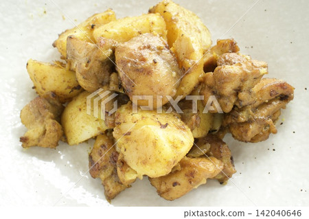 Potato and chicken curry stir-fry Potato and chicken curry stir-fry 142040646