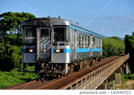 A single-car Type 1000 train running on the Kotoku Line A single-car Type 1000 train running on the Kotoku Line 142040722