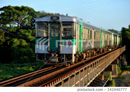 A 4-car Type 1200 local train running on the Kotoku Line A 4-car Type 1200 local train running on the Kotoku Line 142040777