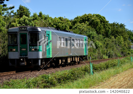 A single-car 1200 series train running on the Kotoku Line 142040822