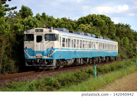 A two-car Kiha 47 series local train running on the Kotoku Line. A two-car Kiha 47 series local train running on the Kotoku Line. 142040942
