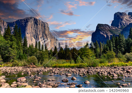 Yosemite valley, Yosemite national park Yosemite valley, Yosemite national park 142040960