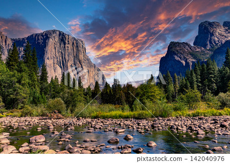 Yosemite valley, Yosemite national park Yosemite valley, Yosemite national park 142040976