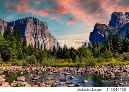 Yosemite valley, Yosemite national park Yosemite valley, Yosemite national park 142040986