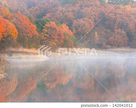 Lake Onbara, a lakeside in autumn colors Lake Onbara, a lakeside in autumn colors 142041012