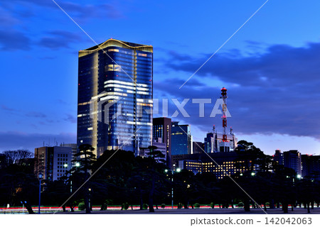 從皇宮前的廣場眺望冬夜東京中城日比谷的景色 從皇宮前的廣場眺望冬夜東京中城日比谷的景色 142042063