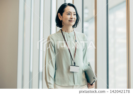 筆記本電腦業務的女人 筆記本電腦業務的女人 142042178