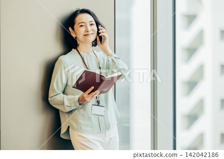 Business woman making a phone call Business woman making a phone call 142042186